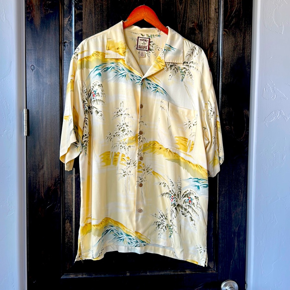 Tommy Bahama Hawaiian print 100% silk men’s shirt in size Large